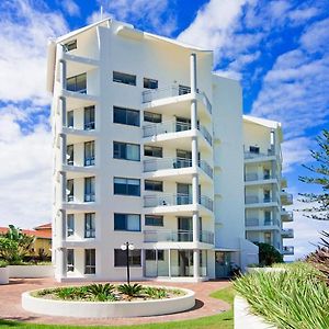 Oceanside Resort - Absolute Beachfront Apartments